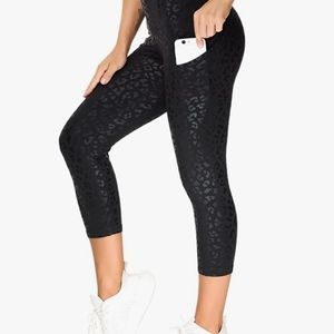 Black Capri Leppard leggings